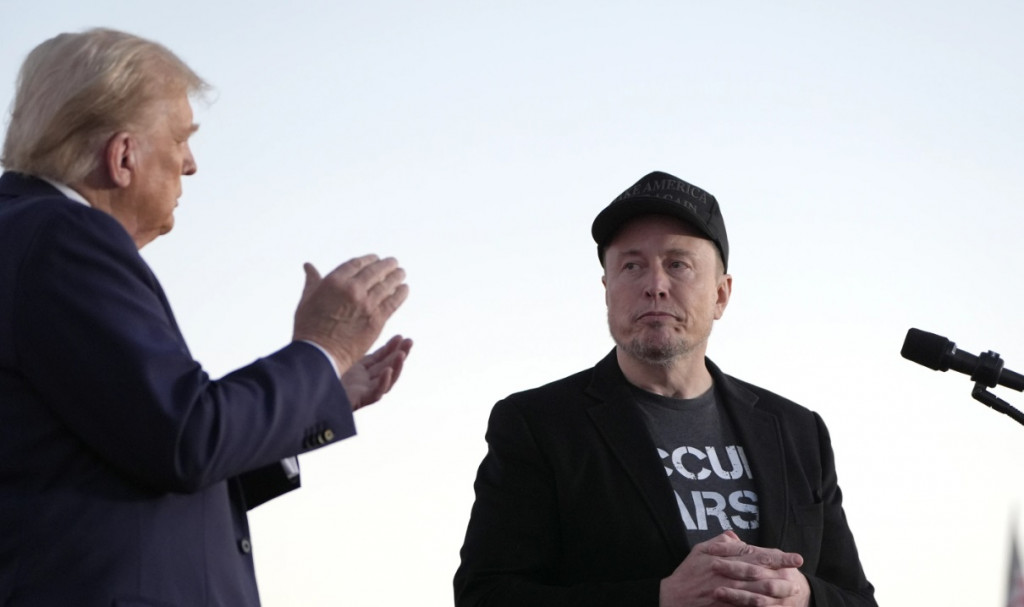 지난해 10월 펜실베니아주 버틀러에서 열린 선거유세 중 도널드 트럼프 당시 공화당 대통령후보가 일론 머스크 테슬라CEO의 찬조연설이 끝나자 박수를 치고 있다.[AP=연합 자료]