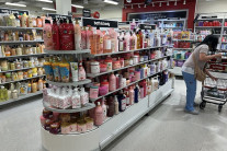 “1년치 마스카라 챙겨놨다”…미국 소비자, 한국산 25% 관세 공포에 ‘K뷰티 사재기’ 열풍