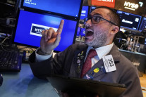 ‘트럼프 관세’ 임박에도 연일 상승…뉴욕증시 따로 움직이는 이유 [디브리핑]