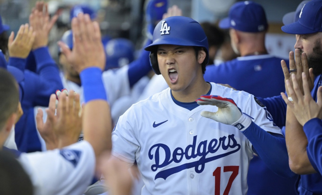 오타니 쇼헤이가 21일 미네소타 트윈스를 상대로 1회말 2점홈런을 날린 뒤 덕아웃에서 동료들의 축하를 받고 있다.[AP=연합]