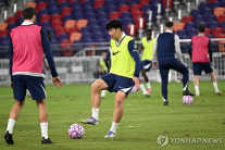 토트넘 감독 손흥민 잔류 가능성 시사…”새 시즌에 좋은 역할 맡을 수 있다”