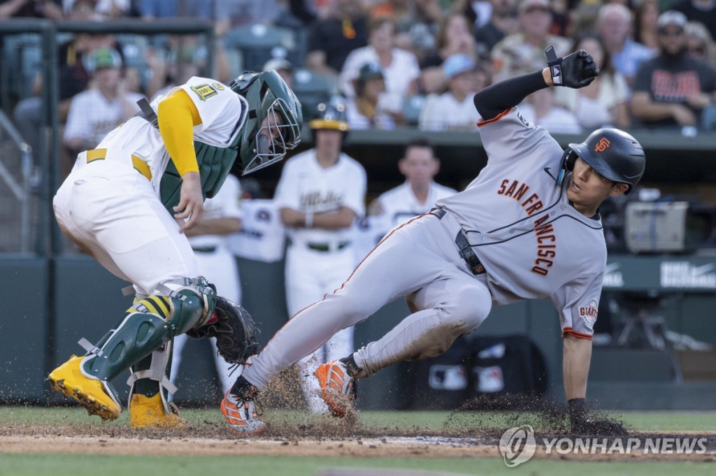 이정후가 5일(미국시간) 애슬레틱스와 치른 경기에서 3회초 안타로 나간 뒤 후속 윌리 아다메스의 안타 때 홈인하고 있다.[AP=연합]