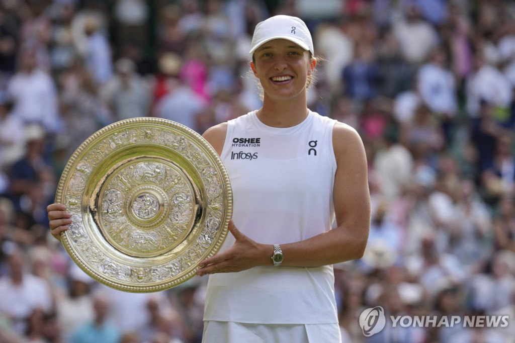 이가 시비옹테크가 윔블던 트로피를 들고 환하게 웃고 있다.[AP=연합]