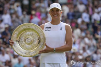 시비옹테크, 윔블던 여자 단식 결승서 114년 만에 6-0, 6-0 승리