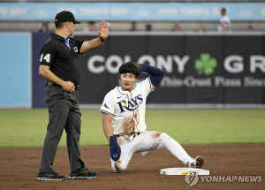 탬파베이 김하성이 7월 21일 시카고 화이트삭스를 상대로 출전, 2루 도루에 성공한 뒤 심판을 쳐다보고 있다.[AP=연합]