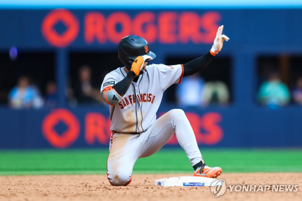 시즌 20번째 2루타를 치고 세리머니 하는 이정후 [게티이미지/AFP=연합]