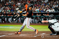 ‘바람의 손자’다운 질주…이정후, 내야 안타에 희생플라이 1타점