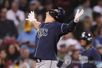 김하성, ‘그린 몬스터’ 넘어가는 투런포…시즌 1호