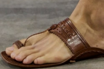 “1만원대 샌들 베껴 명품?” 프라다 신상에 ‘이 나라’ 발끈한 이유