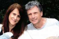 ‘아메리칸 아이돌’ 음악감독, 남편과 숨진 채 발견…20대 용의자 체포