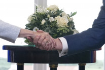 트럼프 관세 못피한 유럽 화장품·자동차 업계 반발…“심각한 위협”