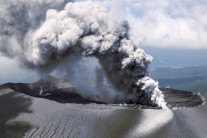 일본 규슈서 화산까지 활동 “연기 5000m, 7년 만에 처음”