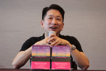‘번역가에서 소설가로’ 안톤 허 “언어가 말하는 것 받아적어”