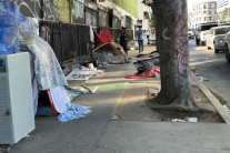 트럼프 “미국 거리에서 노숙·마약 없애겠다”…행정명령 서명