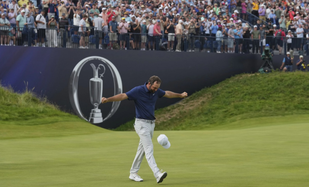 스카티 셰플러가 20일(현지시간 북아일랜드 로열 포트러시 골프클럽 18번홀에서 디 오픈 우승을 확정지은 뒤 두팔을 벌려 걸으며 기쁨을 만끽하고 있다.[AP=연합]