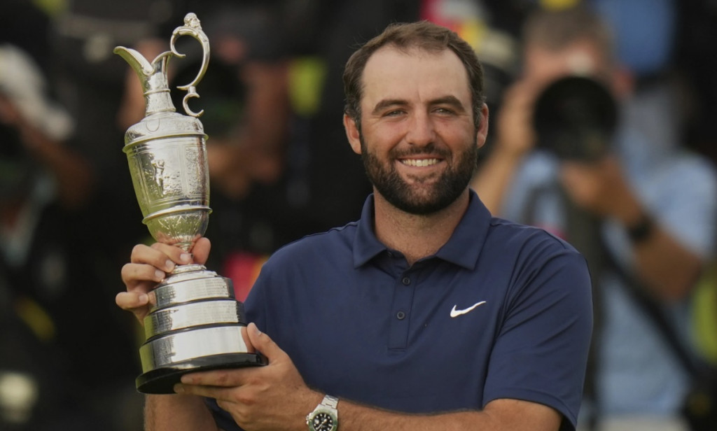 스코티 셰플러가 20일(현지시간 북아일랜드 로열 포트러쉬 골프클럽에서 끝난 '디 오픈' 챔피언십 우승 트로피를 들고 포즈를 취하고 있다.[AP=연합]