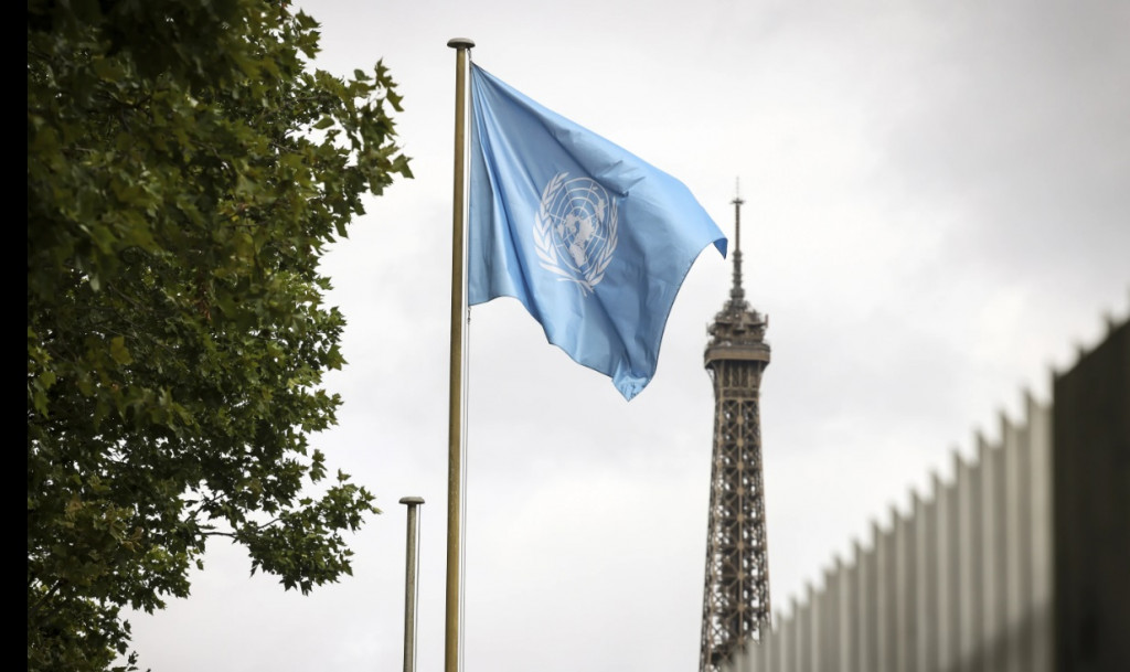 프랑스 파리에 있는 유네스코 본부건물 앞 깃발이 에펠탑을 배경으로 휘날리고 있다.[AP=연합]