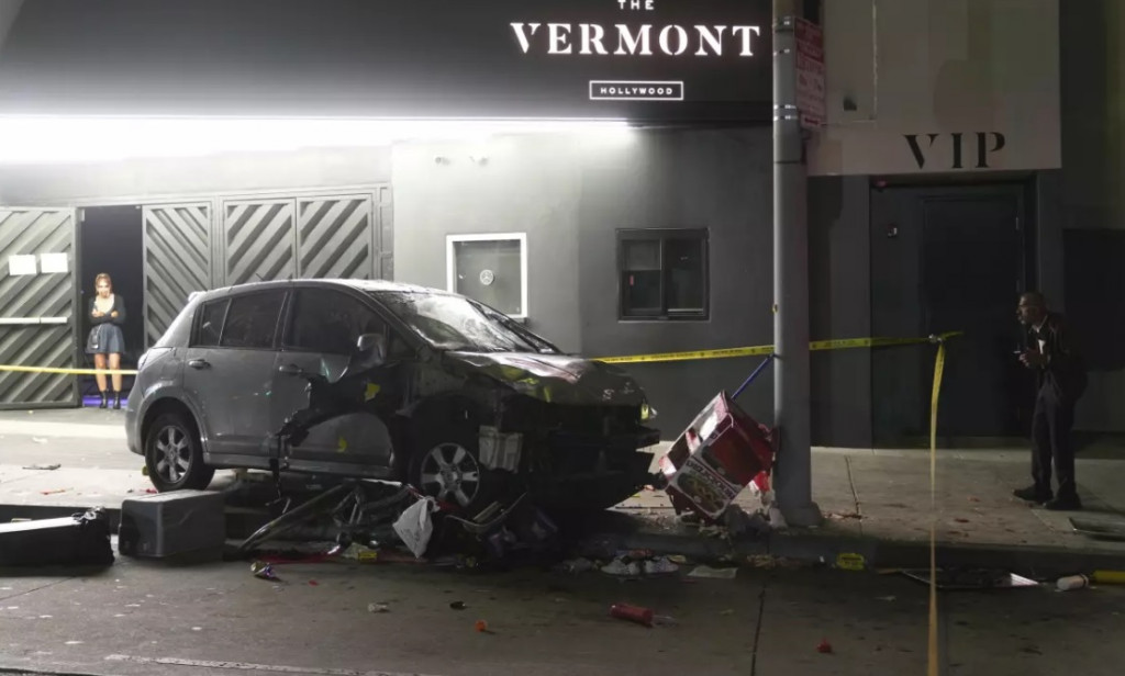 LA 산타모니카 블러바드와 매디슨 스트릿에 위치한 '버몬트 클럽' 앞길에서 행인들을 들이받은 차량이 크게 부서진 채 멈춰 서 있다.[AP=연합]