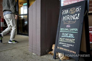 미 일리노이주 소매점의 구인 간판[AP=연합 자료]