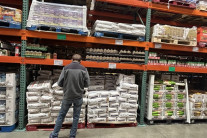 “트럼프식 경제 완성” vs “실물경제 타격 본격화”