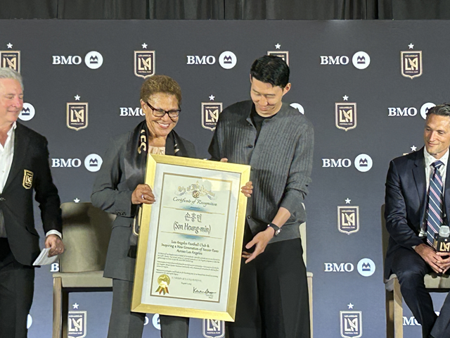 손흥민이 캐런 배스 LA시장으로부터 감사장을 받고 있다.