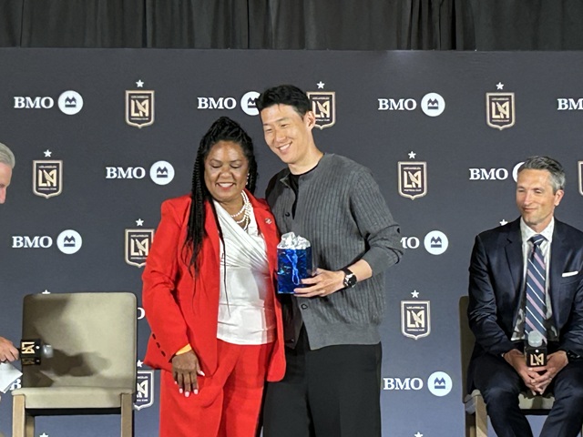 코리아타운을 지역구로 가진 LA시의회 헤더 허트 의원이 손흥민에게 선물을 건네준 뒤 포즈를 취하고 있다.