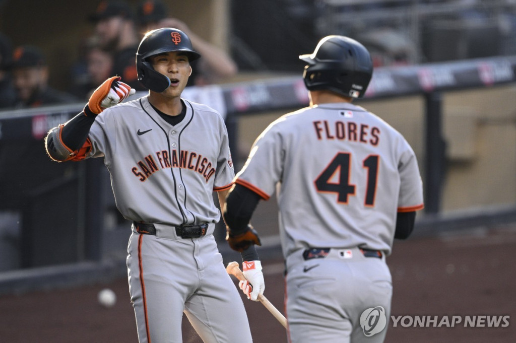 홈런 친 플로레스(오른쪽)를 축하하는 이정후[AP=연합]