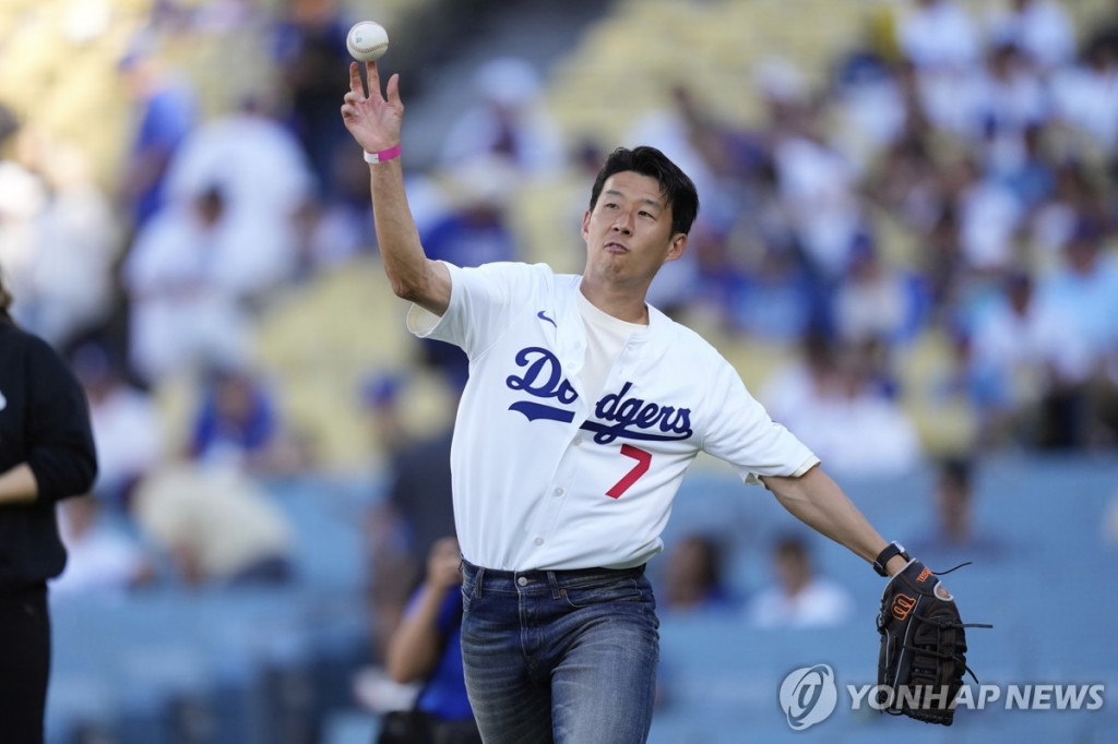 손흥민이 27일 다저스타디움에서 시구를 하고 있다.[AP=연합]
