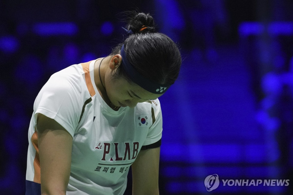 안세영이 준결승에서 패한 뒤 고개를 숙이고 있다.[AP=연합]