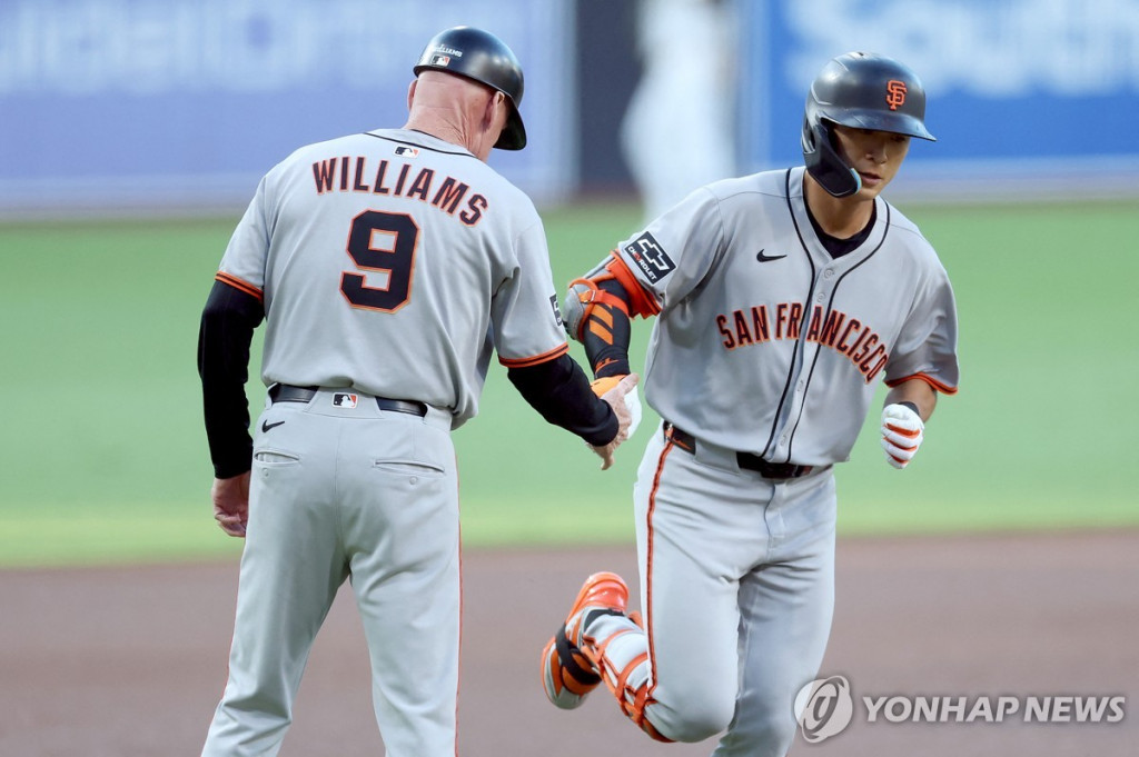 이정후가 홈런을 날린 뒤 베이스를 돌며 3루코치 매트 윌리엄스의 축하를 받고 있다.[AP=연합]