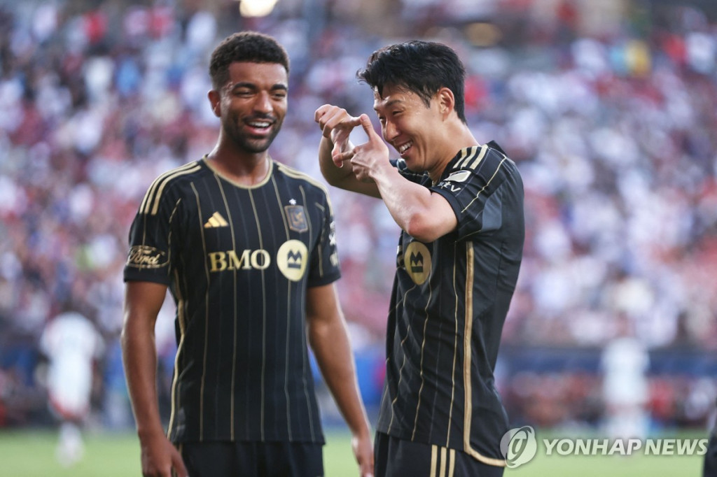 손흥민이 23일(현지시간) FC댈러스와 가진 방문경기에서 프리킥으로 MLS데뷔 첫 골을 기록한 뒤 특유의 '찰칵 세리머니'를 하고 있다.[게티이미지=연합]