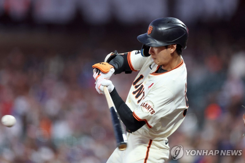 타격하는 이정후 [AFP=연합]