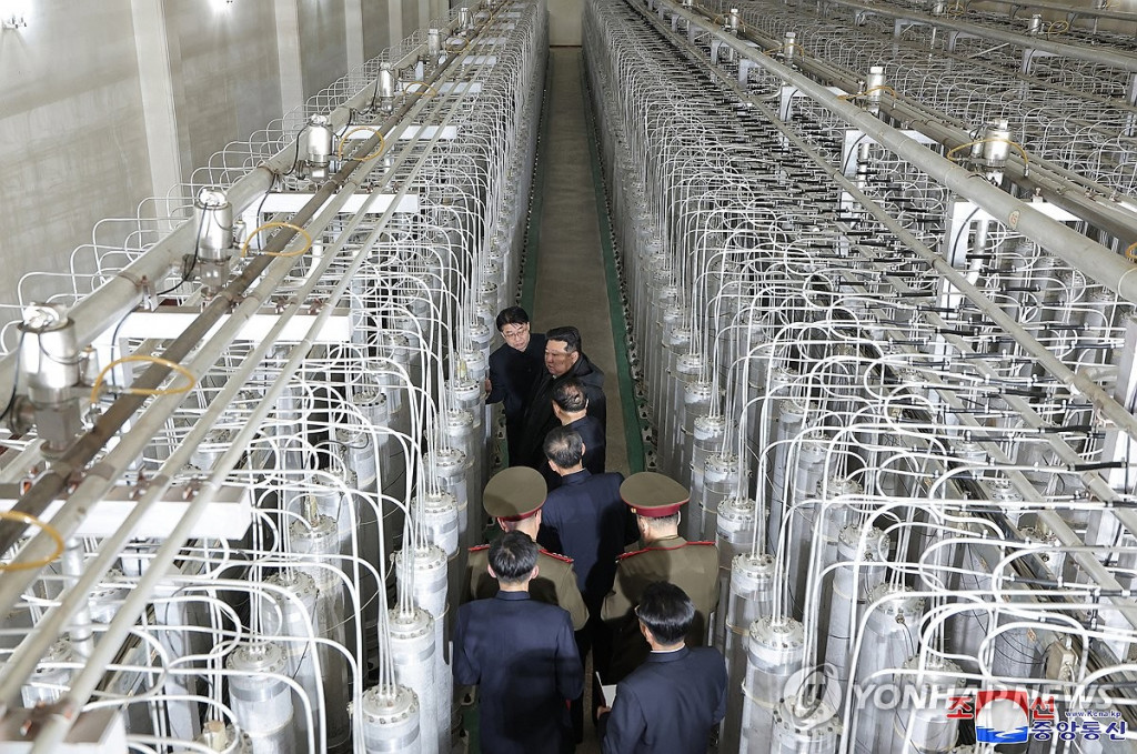 김정은 북한 국무위원장이 지난 1월 29일 핵물질 생산기지와 핵무기연구소를 현지지도했다고 조선중앙통신이 보도했다. (평양 조선중앙통신=연합)