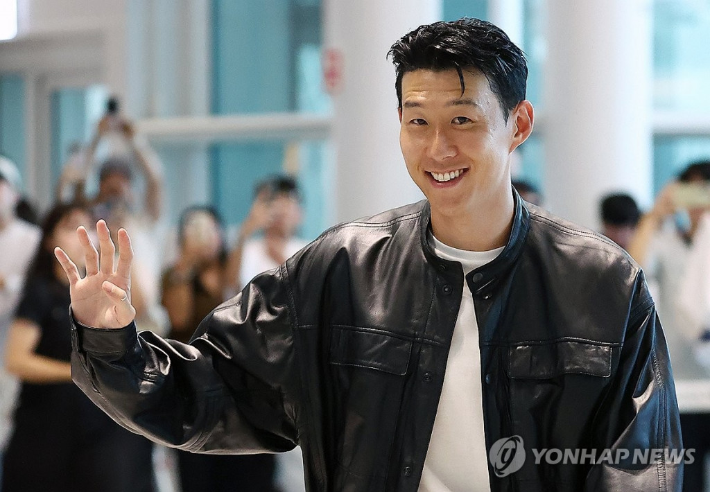 토트넘과의 결별 소식을 전한 손흥민이 5일 인천 영종도 인천국제공항 2터미널 출국장으로 향하고 있다. 손흥민은 미국프로축구(MLS) 로스앤젤레스FC(LAFC) 입단이 유력한 것으로 알려졌다.(영종도=연합)