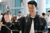 손흥민, 환하게 웃으며 200명 사인해주고 LA로 출국…LAFC입단 “기정사실”
