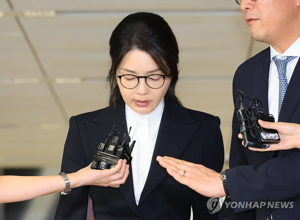 윤석열 전 대통령 부인 김건희 여사가 6일 서울 종로구 KT광화문빌딩 웨스트에 마련된 민중기 특별검사팀에서 피의자 신분으로 조사를 받고 귀가하고 있다. (연합)