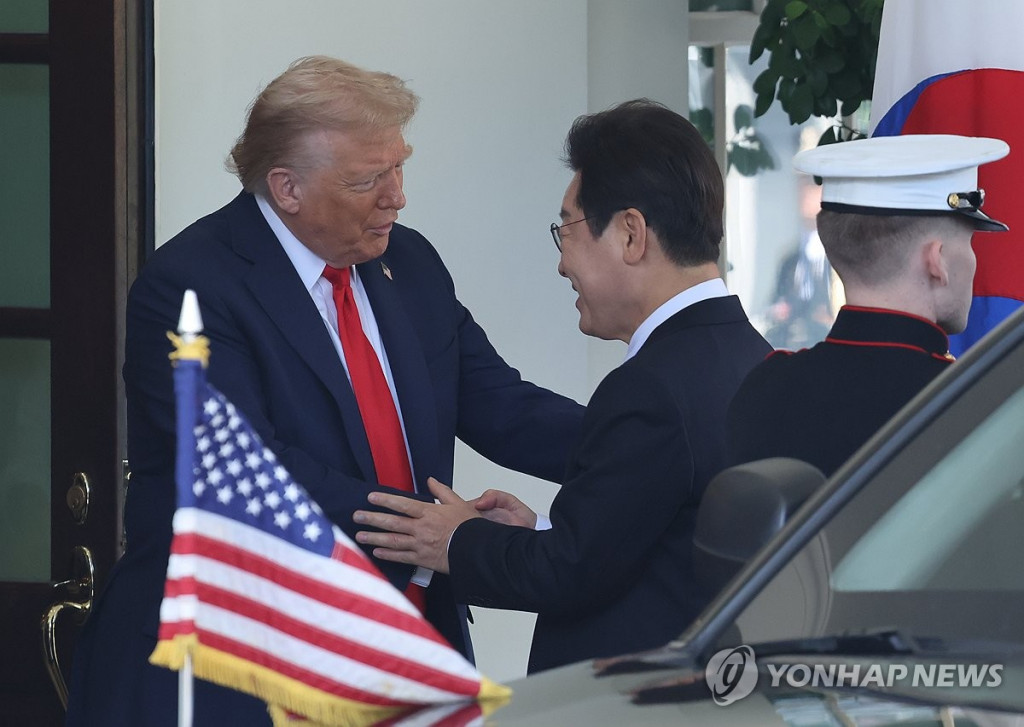 이재명 대통령이 25일(현지시간) 한미 정상회담을 위해 미국 워싱턴 DC 백악관에 도착해 도널드 트럼프 미국 대통령과 악수하고 있다.(워싱턴=연합)