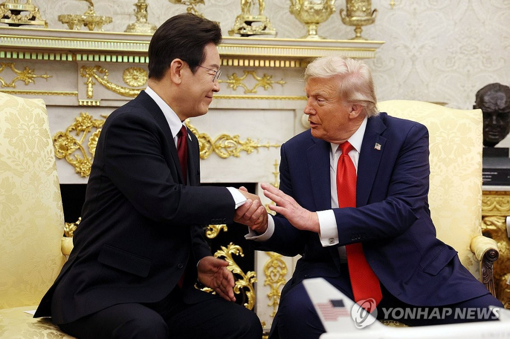 이재명 대통령과 도널드 트럼프 미국 대통령이 25일(현지시간) 미국 워싱턴DC 백악관에서 정상회담을 하며 악수하고 있다. (워싱턴=연합)