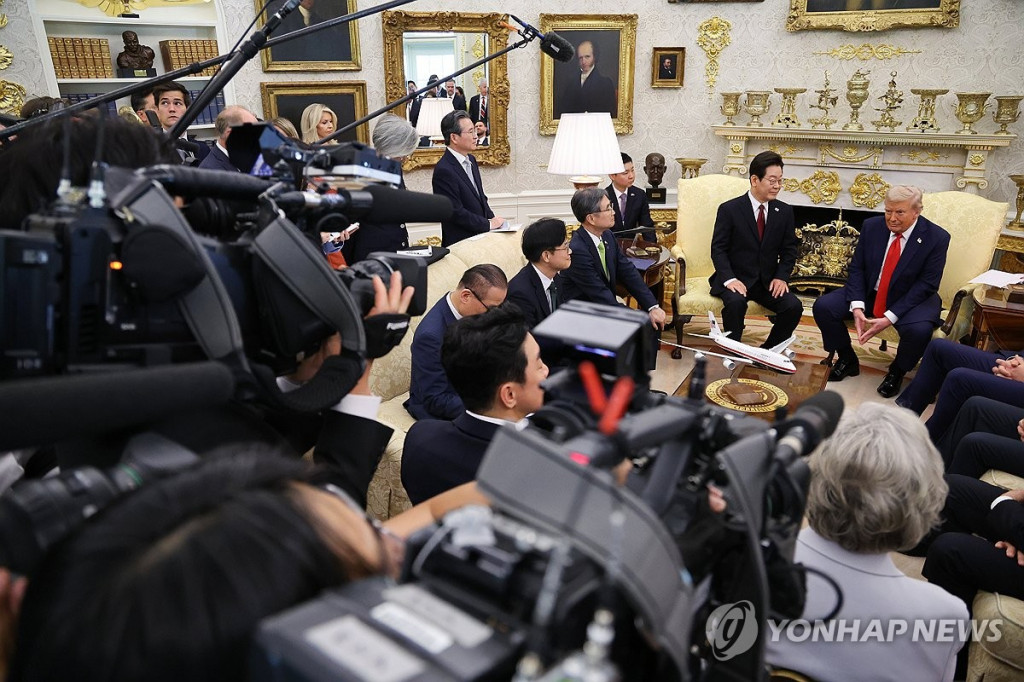 이재명 대통령이 25일(현지시간) 미국 워싱턴 DC 백악관 오벌오피스에서 도널드 트럼프 미국 대통령과 한미 정상회담을 하고 있다.(워싱턴=연합)