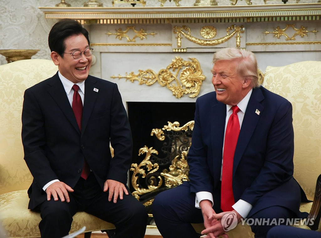 이재명 대통령이 25일(현지시간) 미국 워싱턴 DC 백악관 오벌오피스에서 도널드 트럼프 미국 대통령과 한미 정상회담을 하며 함께 웃고 있다.(워싱턴=연합)