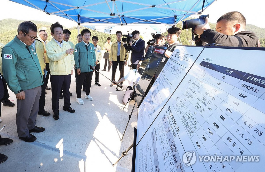  이재명 대통령이 30일 강원 강릉시 성산면 오봉저수지를 방문해 가뭄 대응 추진 상황을 점검하고 있다. [대통령실통신사진기자단]