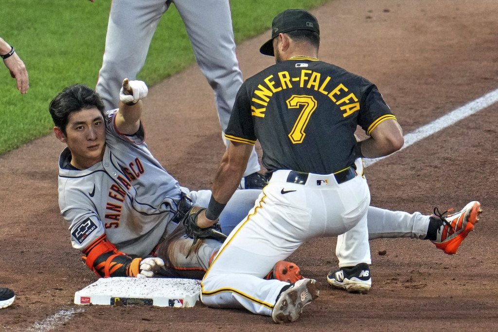 이정후가 4일(미국시간) 피츠버그 PNC파크에서 피츠버그 파이어리츠와 치른 방문경기에서 우중간 적시타를 날린 뒤 3루까지 내달려 세이프된 직후 덕아웃을 향해 손가락 신호를 보내고 있다. [AP=연합]