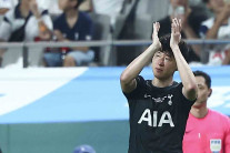 손흥민 끝내 눈물 쏟았다…토트넘 7번, 고국팬 앞에서 감동의 라스트 댄스