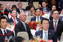 안재욱, 재벌가 총수들 사이서 포착…역시 ‘원조 한류’