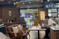 평양에 ‘짝퉁’ 스타벅스…커피 3잔 시켰더니 25달러 “물가 비싸”