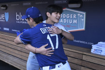 BTS 뷔-오타니 ‘월클’들의 만남…LA다저스 시구 앞서 포옹 ‘훈훈’