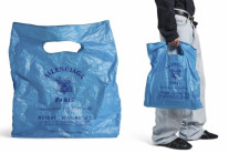 흔해빠진 플라스틱백같은데 1천달러짜리 명품 브랜드라니…