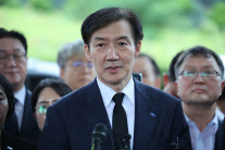 조국 “자숙하는 게 정치인 조국 역할 아니다”