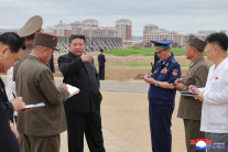김정은 “물 난리 이제 옛말됐다”…신의주 온실농장·제방공사 현장시찰