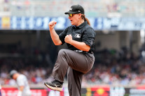 MLB 150년 만에 첫 여성 심판 나왔다